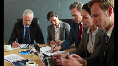 Equipo-De-Negocios-Durante-La-Reunión