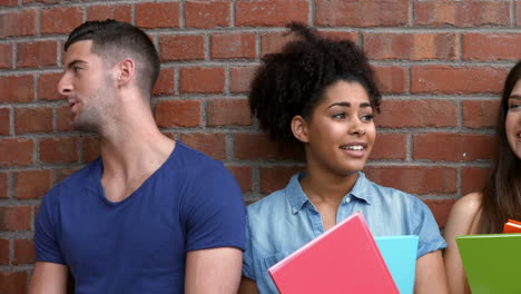 Hübsche-Studenten-Hängen-Auf-Dem-Campus-Ab