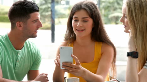 Estudiantes-Universitarios-Pasando-El-Rato-En-La-Cafetería-Del-Campus