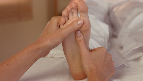 Frau-Genießt-Eine-Fußmassage