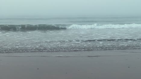 Vista-Estática-De-Las-Olas-Del-Mar-Que-Llegan-A-La-Orilla