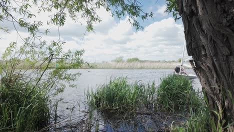 Segelboot-Wende-Windigen-Fluss-Waveney-Suffolk-Broads-Freizeit-Aktivität-Sport