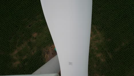 Nahaufnahme-Der-Rotorblätter-Einer-Windkraftanlage-Mit-Einer-Drohne