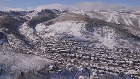 Hermoso-Dron-Aéreo-Disparado-A-Gran-Altura,-Empujando-Hacia-Park-City,-Utah,-En-Un-Día-Soleado-En-Invierno,-4k