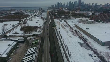 Toronto-Docks-Luftaufnahme-Einer-Drohne-über-Dem-Lake-Shore-Boulevard-Mit-Blick-Auf-Die-Stadt,-Kanada