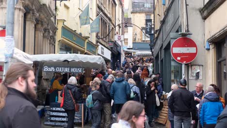 Narrow-streets-full-with-crowds-of-people-shopping-at-stalls-of-local-independent-vendors-at-the-popular-Frome-Farmers-Market-in-Somerset,-England