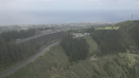 Hotel-Abandonado-En-Una-Ladera-Brumosa-Con-Vistas-Al-Océano-En-Sete-Cidades,-Portugal