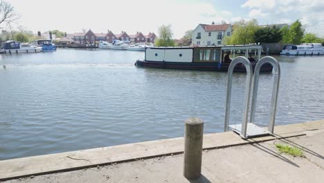 Lastkahn-Verlässt-Die-Marina-Von-Beccles-Und-Segelt-Entlang-Des-Flusses-Waveney-In-Suffolk