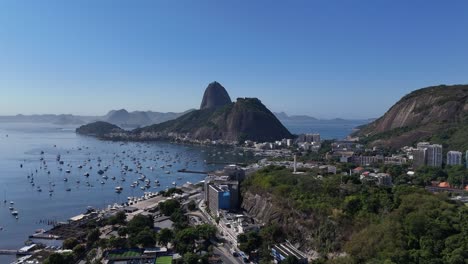 Luftaufnahme-Einer-Drohne-Aus-Rio-De-Janeiro,-Brasilien,-Südamerikanische-Stadt,-Christusstatue-Auf-Dem-Gipfel-Des-Corcovado-Und-Dem-Zuckerhut,-Copacabana