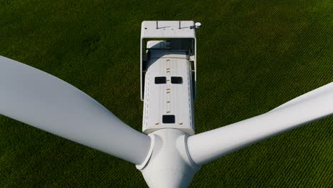 Aufsteigende-Drohne-Einer-Windturbine-über-Dem-Kopf-Mit-Bewegungslosen-Propellerblättern-Und-Einer-Gondel,-Die-Das-Getriebe-Abdeckt