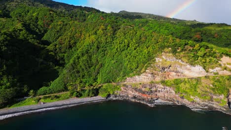 Toma-De-Drone-De-La-Costa-De-Maui,-Hawaii,-Con-Un-Arco-Iris-En-El-Fondo.