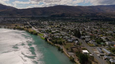 Vista-Panorámica-Aérea-Del-Centro-De-La-Ciudad-De-Cromwell-En-Nueva-Zelanda-En-Un-Día-Parcialmente-Nublado