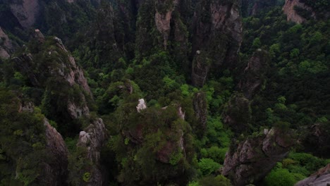 Toma-Aérea-Cenital-De-Impresionantes-Acantilados-Altos-En-El-Parque-Forestal-De-Zhangjiajie,-China