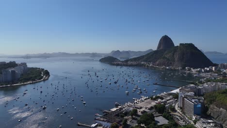 Vista-Aérea-De-Drones-Río-De-Janeiro-Brasil-Ciudad-Sudamericana-Estatua-Del-Cristo-Redentor-En-La-Cima-Del-Monte-Corcovado-Y-Del-Pan-De-Azúcar-Copacabana