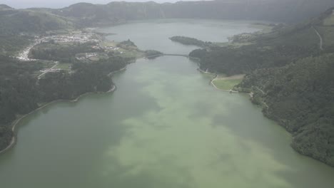 Sete-Cidades,-Portugal-Con-Dos-Lagos-Rodeados-De-Exuberantes-Colinas-Y-Pueblos-Verdes,-Vista-Aérea