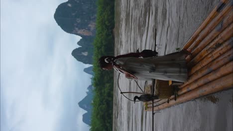 Mujer-Joven-En-Hanfu-Tocando-Pipa-En-Una-Balsa-De-Bambú.