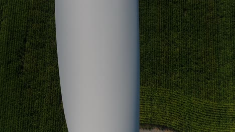 Nahaufnahme-Eines-Windradturms-Aus-Der-Luft-Mit-Einer-Drohne-Zur-Inspektion