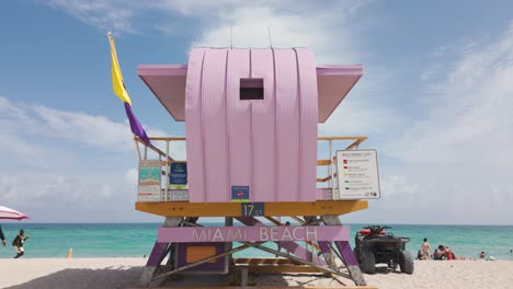 Torre-De-Salvavidas-Rosa-Con-Banderas-En-Miami-Beach-Bajo-Un-Cielo-Azul-Brillante