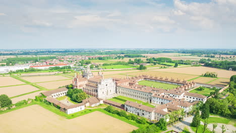 Vista-Aérea-De-La-Catedral-Certosa-Di-Pavía,-Un-Complejo-Monumental-Histórico-Que-Incluye-Un-Monasterio-Y-Un-Santuario.