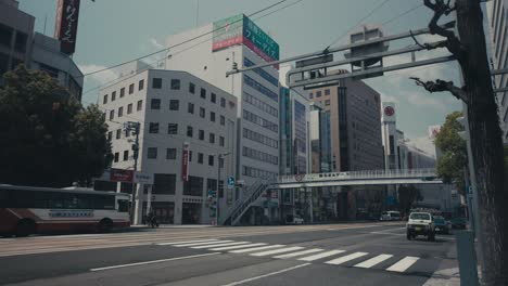 Tráfico-Diurno-En-Las-Calles-De-La-Ciudad-De-Matsumoto,-Nagano,-Japón