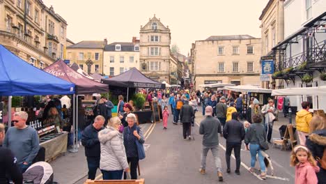 A-view-of-the-popular-Frome-Farmers-Market-with-stalls-and-people-visiting-and-shopping-in-Somerset,-England