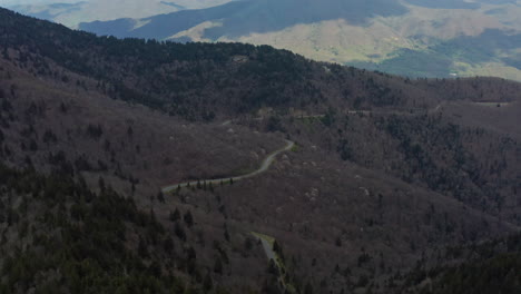 Luftaufnahme-Des-Blue-Ridge-Parkway,-Der-Sich-Durch-Die-Appalachen-Schlängelt