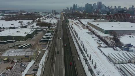 Vistas-Del-Paisaje-Urbano-De-Toronto-A-Lo-Largo-De-La-Autopista-Lake-Shore-Boulevard-Desde-Un-Drone-Aéreo-Que-Establece-La-Toma