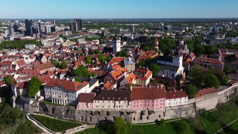 Vista-Aérea-Cinematográfica-Sobre-El-Casco-Antiguo-De-Tallin.