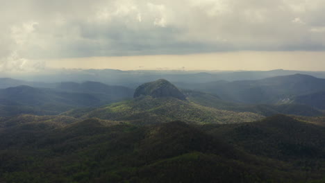 Drohnenansicht-Des-Looking-Glass-Rock-In-Den-Blue-Ridge-Mountains-Im-Morgenlicht