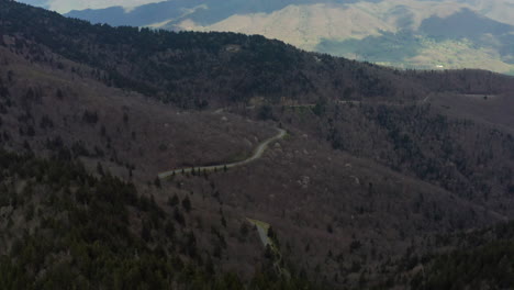 Luftaufnahme-Des-Blue-Ridge-Parkway-Durch-Die-Zerklüfteten-Appalachen