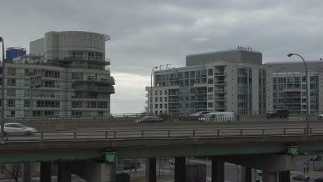 Automóviles-Y-Camiones-Circulando-Por-La-Autopista-Gardiner,-Toronto