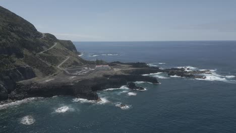 Ponta-Da-Ferraria-Mit-Felsiger-Küste-Und-Blauen-Meereswellen,-Luftaufnahme