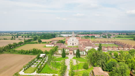 Toma-Aérea-De-La-Catedral-Certosa-Di-Pavía,-Un-Complejo-Monumental-Histórico-Que-Incluye-Un-Monasterio-Y-Un-Santuario.