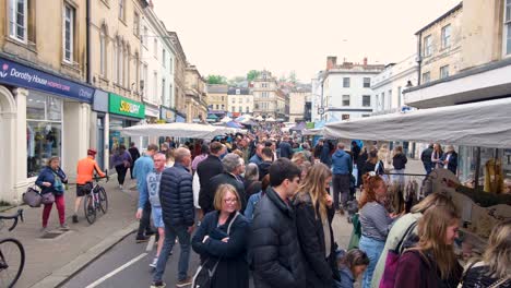 Busy-crowds-of-people-shopping-at-local-stalls-at-the-Frome-Farmers-Market-on-the-high-street-in-Somerset,-England