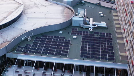 Modernes-Geschäftshaus-Mit-Sonnenkollektoren-Auf-Dem-Dach
