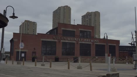 Cervecería-Con-Silbato-De-Vapor-En-El-Centro-De-Toronto,-Tiro-Deslizante