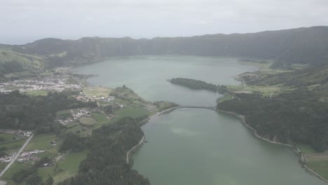 Lagos-De-Sete-Cidades-Y-Exuberante-Paisaje-Verde-En-Portugal,-Vista-Aérea