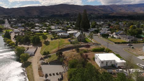Barrio-En-Nueva-Zelanda-Con-Casas-Y-Hogares-Frente-A-Las-Montañas-Y-Al-Mar.