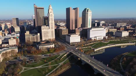 Skyline-Von-Columbus,-Ohio-Mit-Scioto-River