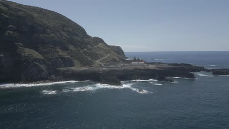 Ponta-Da-Ferraria-An-Einem-Sonnigen-Tag-Mit-Wellen,-Die-Gegen-Die-Felsige-Küste-Schlagen,-Luftaufnahme