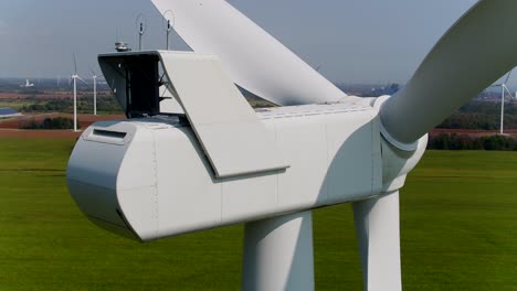 Rückansicht-Der-Gondel-Einer-Windturbine-Mit-Propellern-Aus-Einer-Luftbilddrohne,-Schwenkaufnahme-Zur-Inspektion