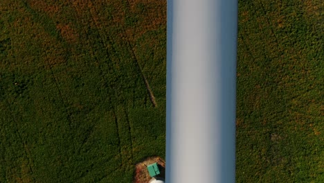 Nahaufnahme-Der-Rotorblätter-Einer-Windkraftanlage-Mit-Langsamer-Luftaufnahme-Zur-Inspektion