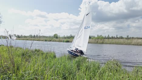 Velero-Viradas-Río-Waveney-Suffolk-Broads-Actividad-De-Ocio-Deporte