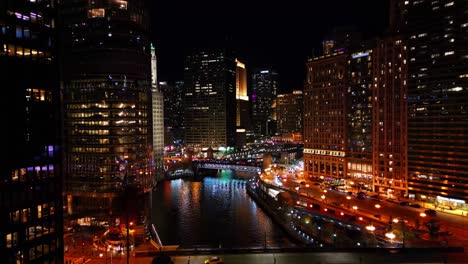 Drohnenaufnahme-Des-Wunderschönen-Chicago-Loop,-Gefilmt-Nach-Sonnenuntergang