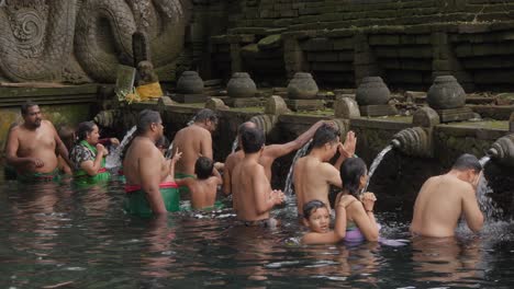 La-Gente-Participa-En-Un-Ritual-De-Purificación-Tradicional-En-El-Templo-Pura-Gunung-Kawi-Sebatu,-Bali.