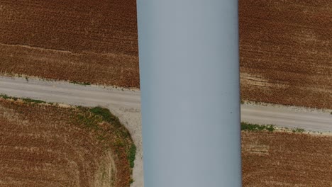 Wind-Turbine-Propeller-Blade-Top-Down-Aerial-View-Close-Up-Inspection-with-Farmland-Below