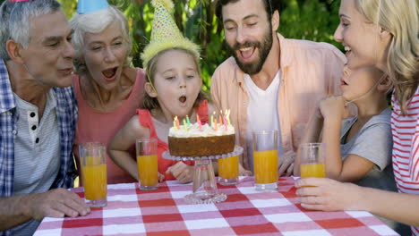 Una-Niña-Apagando-Las-Velas