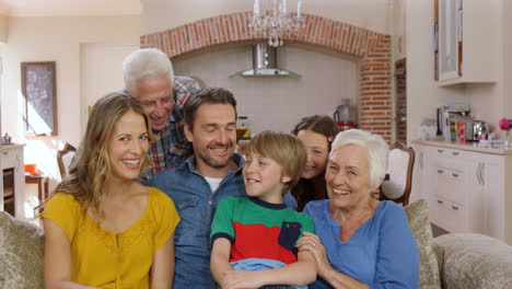 Großfamilie-Auf-Der-Couch