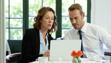 Business-people-looking-at-laptop