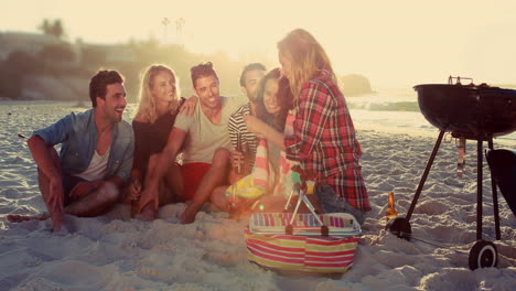 Amigos-Felices-Haciendo-Barbacoa